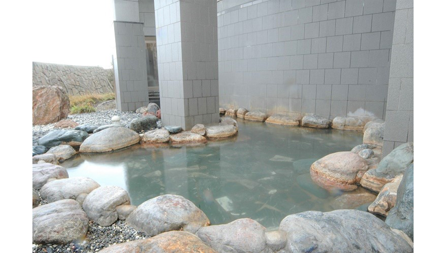 露天風呂：岩造りの趣ある露天風呂。掛け流しの温泉はサラリとした柔らかい肌触り。