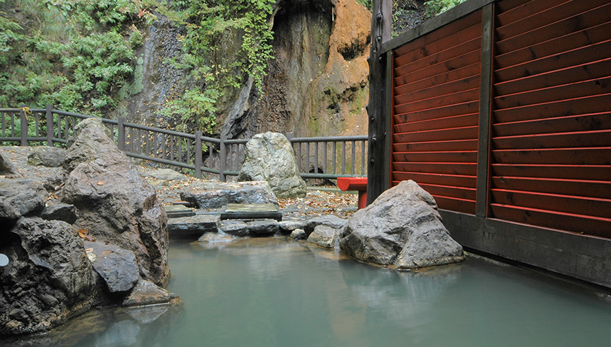 露天風呂：野趣あふれる100％源泉かけ流しの温泉。