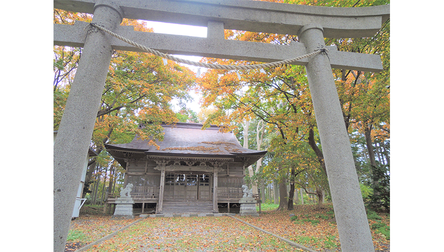 木々に囲まれた歴史溢れる久遠神社本殿