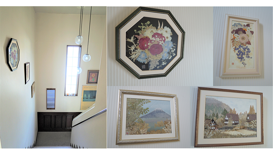 館内：押し花や絵画などせたな町在住の方のアート作品が展示された階段