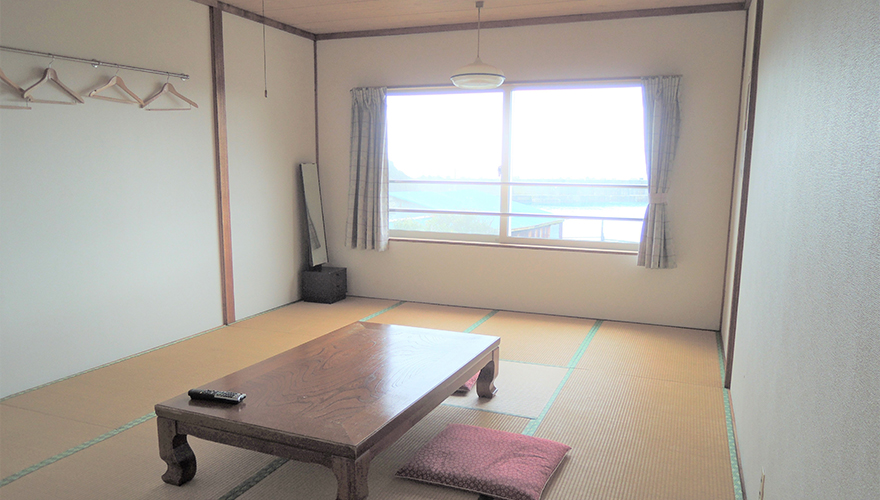 客室例：海側の部屋はお天気の日には日本海に沈む夕日を見ることもできる